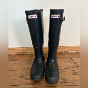 Original tall, Hunter boots in navy.